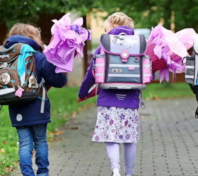 Drei Kinder mit Schultüten und Ranzen auf dem Weg zur Einschulung Niedersachsen 2026.