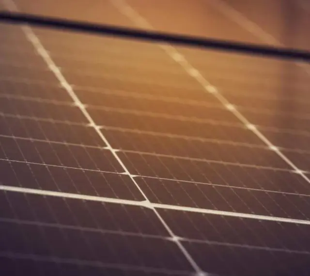 Zbliżenie na panel fotowoltaiczny. Zastanawiasz się, ile waży panel fotowoltaiczny? Ten lekki, ale wydajny element jest kluczowy dla produkcji czystej energii.