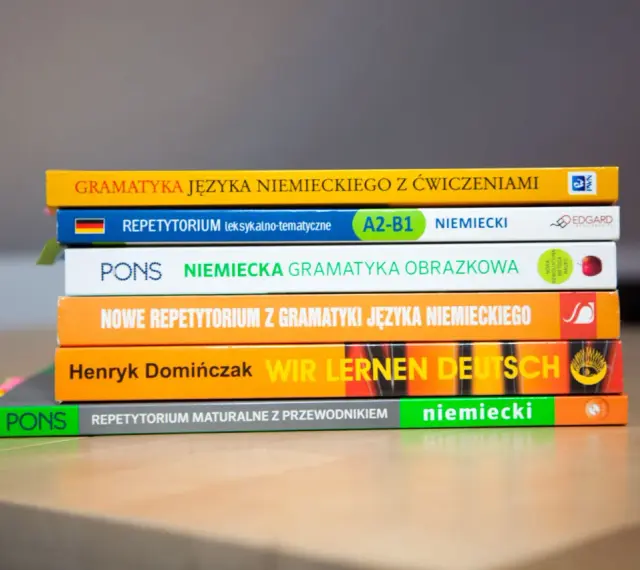 Stos książek do nauki niemieckiego: "Gramatyka języka niemieckiego", "Repetytorium", "Wir lernen Deutsch". Gotowe lekcje niemieckiego czekają!