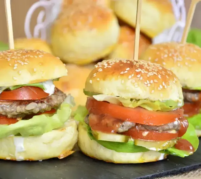 Mini burgery przepis na imprezę. Soczyste kotlety, świeże warzywa i puszne bułeczki. Idealne na każdą okazję!