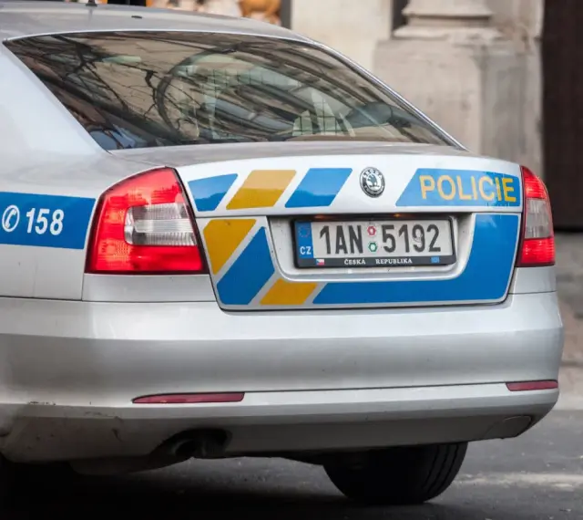 Tylna część srebrnego radiowozu z napisem "POLICIE" i numerem rejestracyjnym 1AN 5192. Widać też numer alarmowy 158.