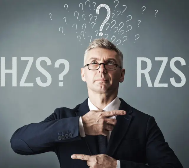 Mężczyzna w garniturze zastanawia się nad objawami zapalenia stawów: CHZS czy RZS?