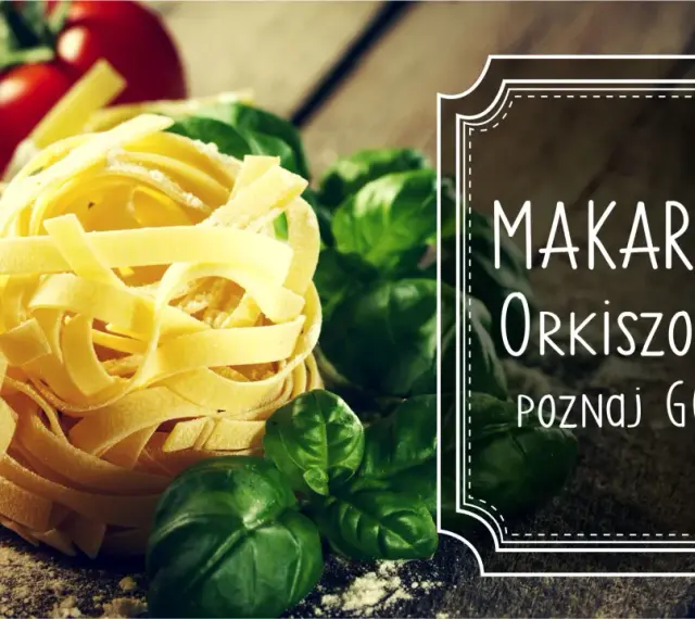 Makaron orkiszowy, świeża bazylia i pomidory na drewnianym blacie. Pyszna inspiracja!
