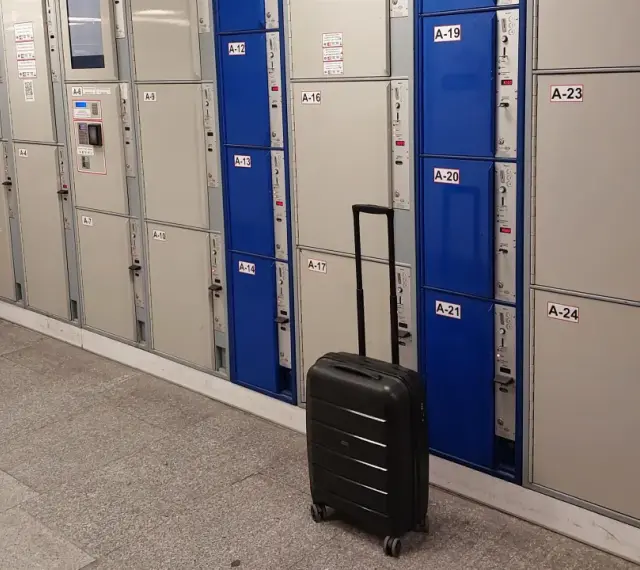 Przechowalnia bagażu Warszawa Centralna. Czarna walizka czeka przed rzędem szafek.