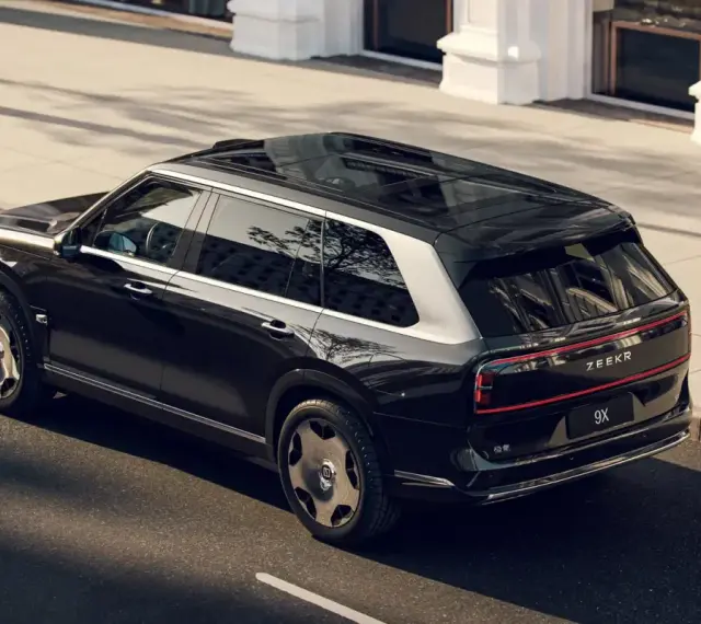 Elegancki czarny Zeekr 9X na ulicach Polski. Luksusowy SUV z panoramicznym dachem i nowoczesnym designem.
