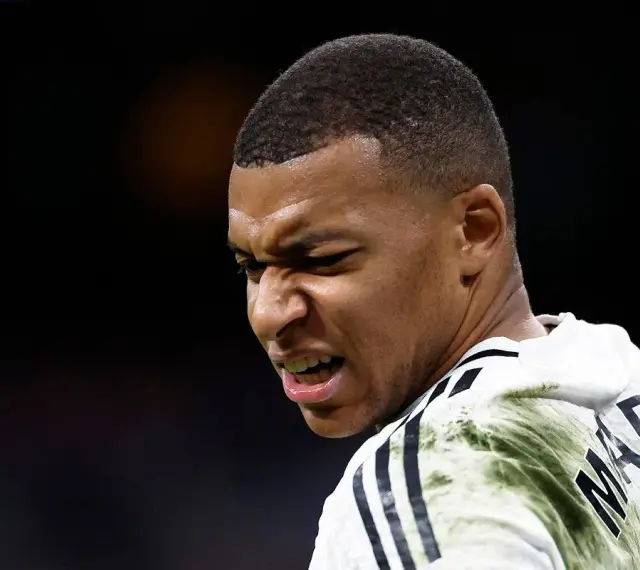 Mbappe z numerem na plecach, skupiony i zacięty podczas meczu.