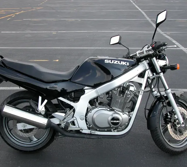Czarny motocykl Suzuki GS 500, idealny do miasta. Poznaj jego dane techniczne i poczuj wolność na drodze.