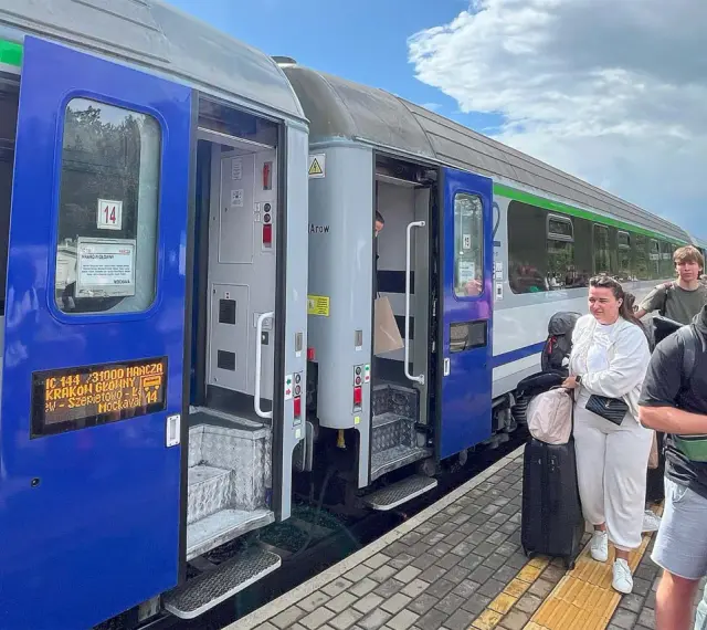 Pasażerowie z bagażami czekają na pociąg relacji Warszawa - Wilno.