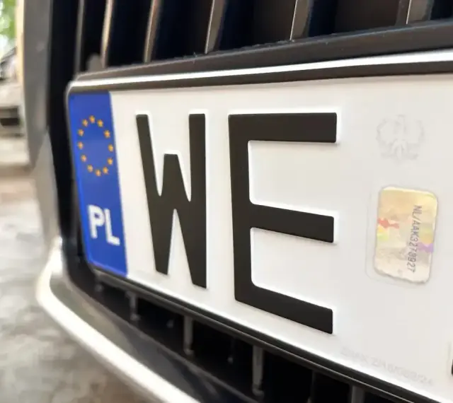 Nowe tablice rejestracyjne z unijnym niebieskim paskiem i godłem Polski. Litery "WE" i hologram.