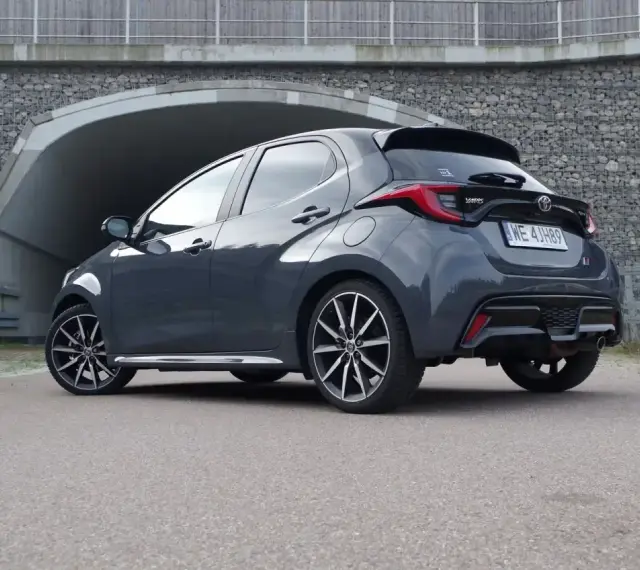 Szary Toyota Yaris GR Sport, zgrabny tył, sportowe felgi. Wiele pozytywnych toyota yaris opinie o tym modelu.