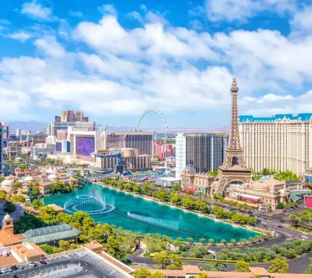 Widok na Las Vegas z Wieżą Eiffla, fontannami i diabelskim młynem. Niezliczone las vegas atrakcje czekają!