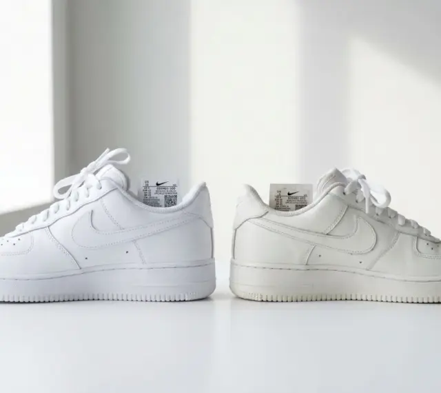 Dwa białe buty Nike Air Force 1, jeden świeży, drugi lekko przybrudzony. Czy 50 style ma oryginalne buty? Metki z kodami sugerują autentyczność.