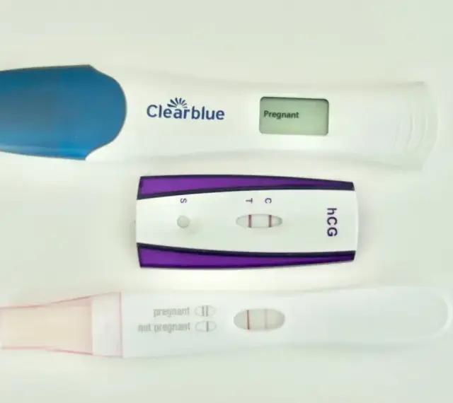 Trzy testy ciążowe, dwa z pozytywnym wynikiem, jeden cyfrowy pokazuje "Pregnant". Może to być obraz sytuacji, gdy wystąpiła ciąża biochemiczna.