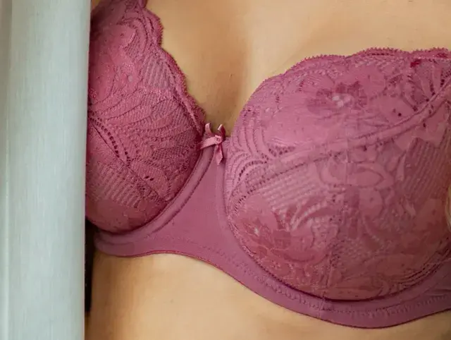 Koronkowe, różowe 36dd biustonosz, ukryty za zasłoną.