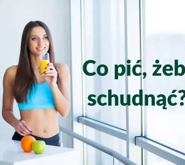 Uśmiechnięta kobieta w sportowym topie pije sok, zastanawiając się, co pić żeby schudnąć. Obok pomarańcza i jabłko.