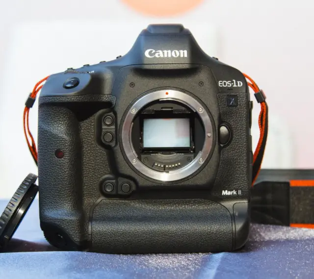 Profesjonalny aparat Canon EOS-1D Mark II, gotowy do pracy. Widoczny przebieg aparatu z obiektywem.