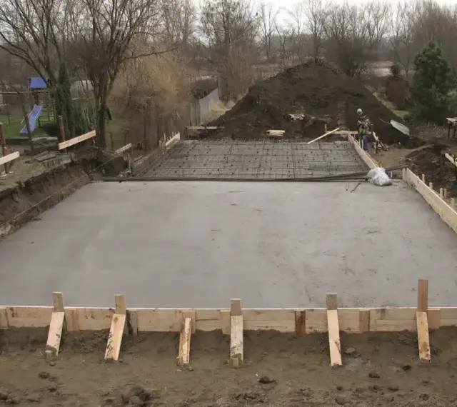 Budowa fundamentów: wylany beton, zbrojenie i szalunki. Jaki beton na fundament wybrać, by był trwały?