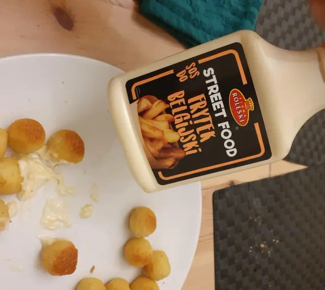 Kuleczki ziemniaczane polane kremowym sosem belgijskim. Idealne do frytek i nie tylko!