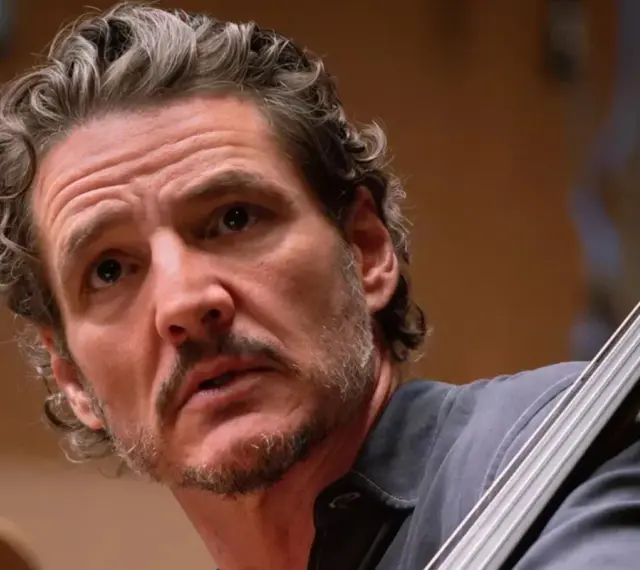 Pedro Pascal, znany z wielu filmów, seriali i programów, gra na wiolonczeli.