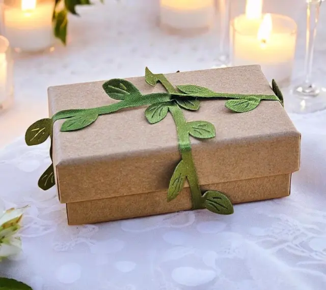 Eleganckie pudełko z zieloną wstążką w liście, idealne na prezent z okazji 15 rocznicy ślubu.