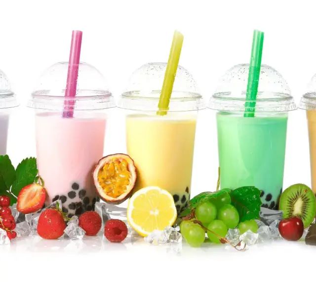 Kolorowe bubble tea z owocami i lodem. Idealny przepis na domowe bubble tea!