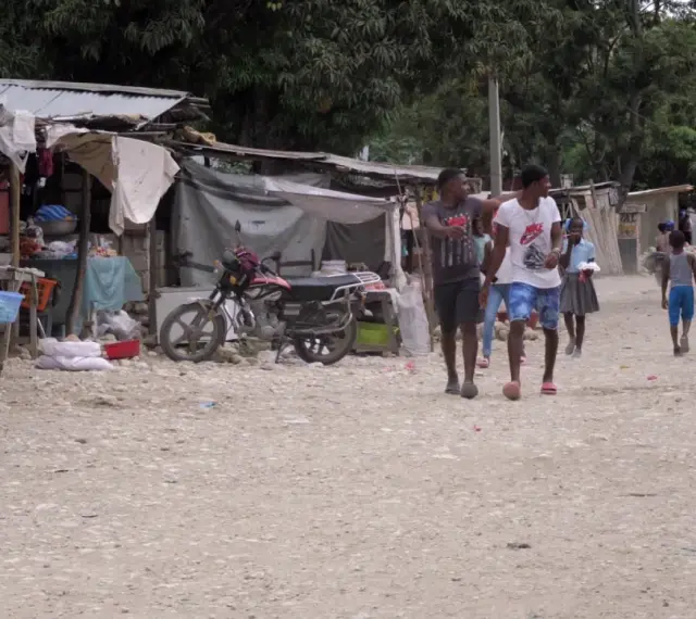 Polacy na Haiti, spacerujący pośród straganów i dzieci w szkolnych mundurkach.