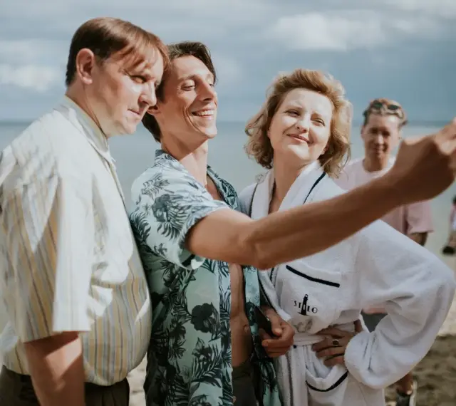 Trzech bohaterów z filmu "Teściowie 2" robi selfie na plaży. Gdzie obejrzeć ten hit?