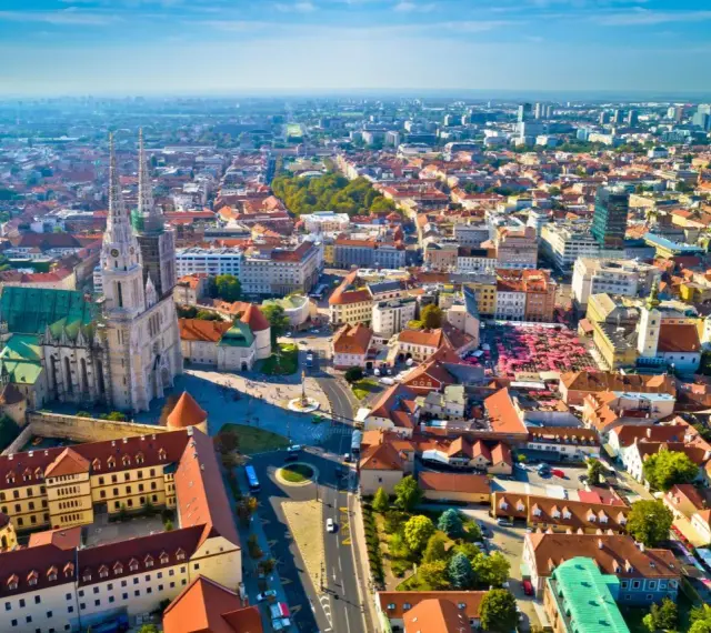Widok z lotu ptaka na Zagrzeb z katedrą i czerwonymi dachami.