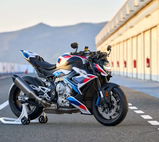 Potężny motocykl BMW M1000R w barwach M, gotowy do podboju toru wyścigowego.