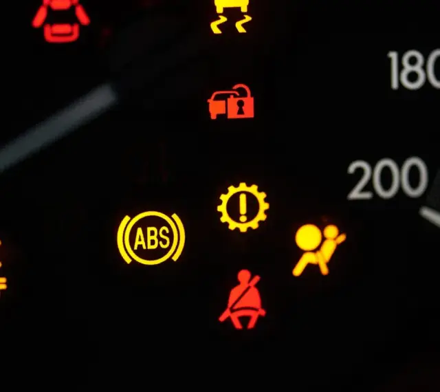 Kontrolka samochód z kluczykiem Opel oznacza problem z immobilizerem lub kluczykiem. Na desce rozdzielczej świecą się też kontrolki ABS, poduszki powietrznej i pasów.