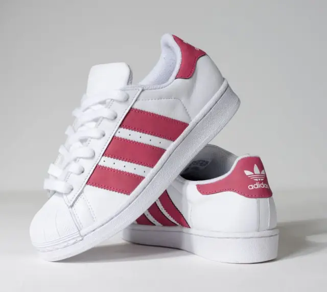 Białe buty sportowe Adidas Superstar z różowymi paskami. Rozmiar 37 1/3, idealne na stopę o długości 23,5 cm.