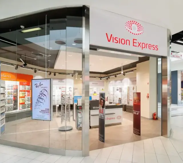 Sklep Vision Express z okularami i soczewkami. Promocja "vision express ile lat, tyle zniżki" zachęca do zakupu.