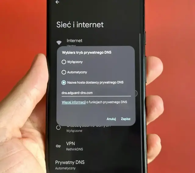 Konfiguracja prywatnego DNS w Androidzie, np. w Chrome, z użyciem AdGuard dla lepszej ochrony.