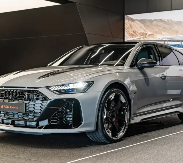 Szary Audi RS6 GT Avant z czarnymi akcentami i felgami, gotowy do podboju każdej drogi.