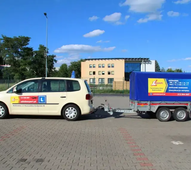 Samochód nauki jazdy z przyczepą, idealny do nauki jazdy z kategorią B+E.