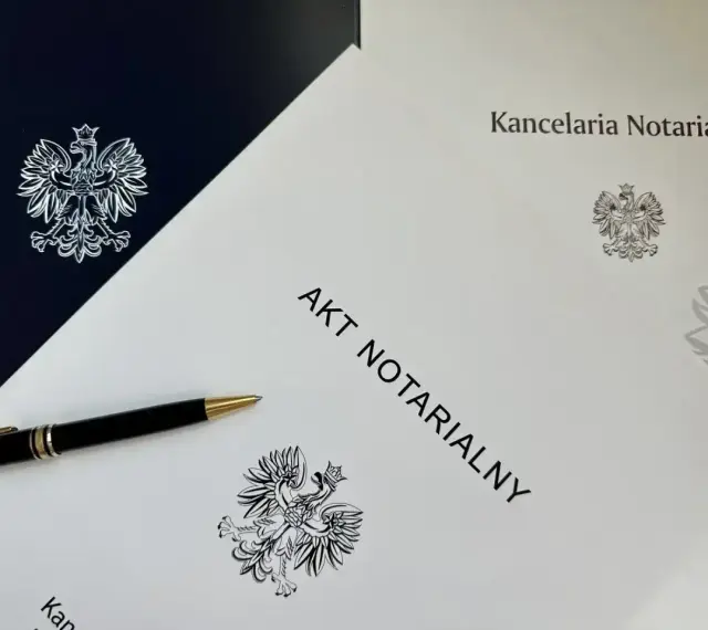 Akt notarialny z godłem Polski. Długopis czeka na podpis, który może być oświadczeniem o poddaniu się egzekucji.