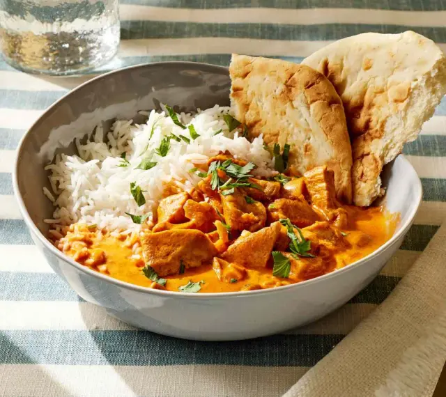 Pyszny butter chicken z ryżem i chlebkiem naan. Idealny przepis, jak zrobić butter chicken.