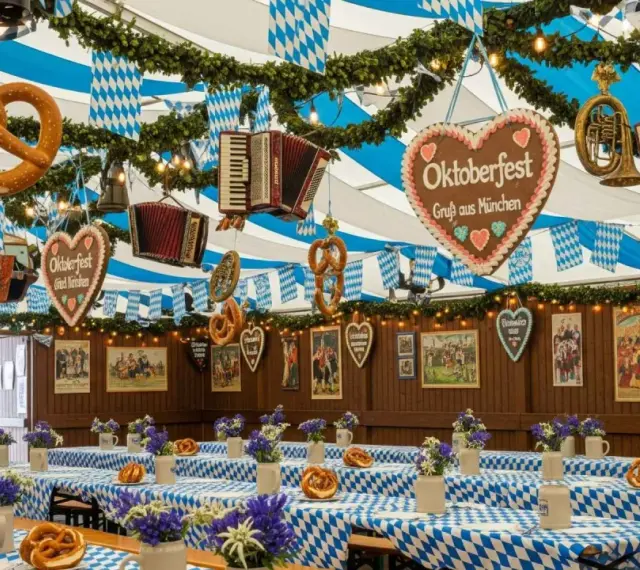 Oktoberfestowe dekoracje: precle, akordeony, serca z piernika. Idealne inspiracje, co przywieźć z Niemiec!