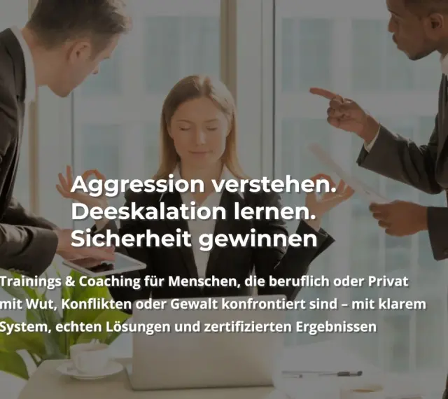 Zwei Männer zeigen aggressiv auf eine Frau, die ruhig meditiert. Text: Aggression verstehen, Deeskalation lernen, Sicherheit gewinnen.