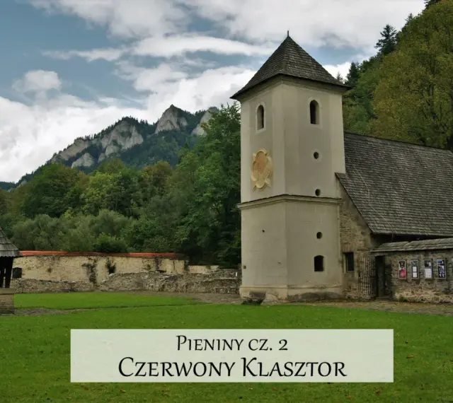 Czerwony Klasztor w Pieninach, z charakterystyczną wieżą i kamiennymi murami, na tle zielonych gór.