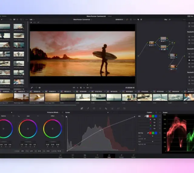Interfaccia di un'app per creare video, con timeline, clip e strumenti di color correction.