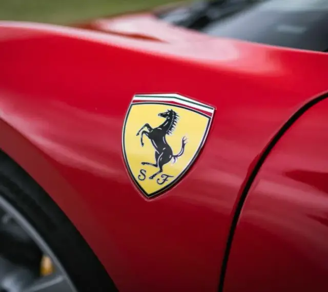 Jak się pisze Ferrari? Poznaj zasady pisowni i kapitalizacji