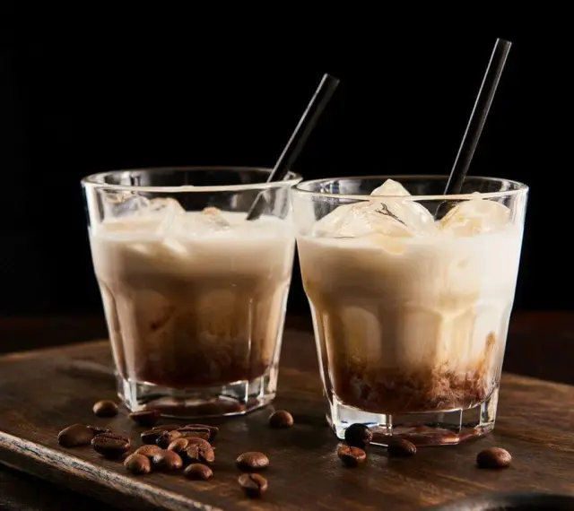 Malibu z mlekiem: Prosty przepis na kultowy drink w 5 minut