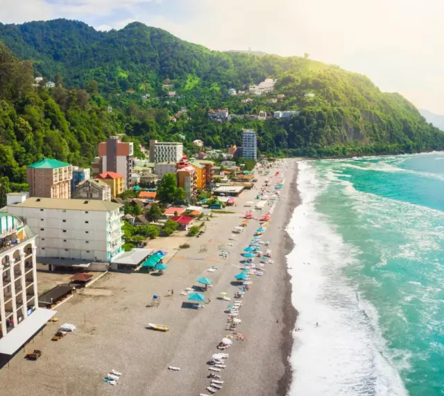 Malownicza plaża i hotele w Gruzji. Idealne miejsce na gruzińskie wakacje z widokiem na zielone wzgórza i turkusowe morze.