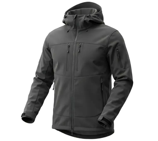 Szara kurtka softshell z kapturem i licznymi kieszeniami. Dowiedz się, jak prać softshell, by zachował swoje właściwości.