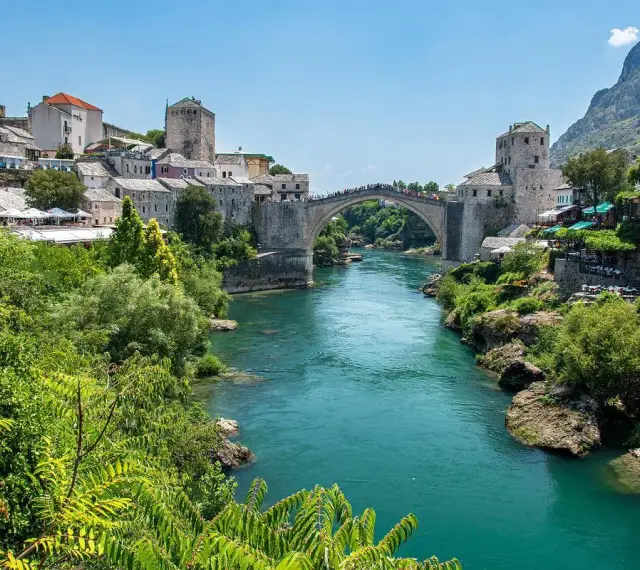 Mostar, Bośnia i Hercegowina. Czy do Bośni potrzebny paszport? Nie, jeśli jesteś obywatelem UE. Widok na Stary Most i rzekę Neretwę.