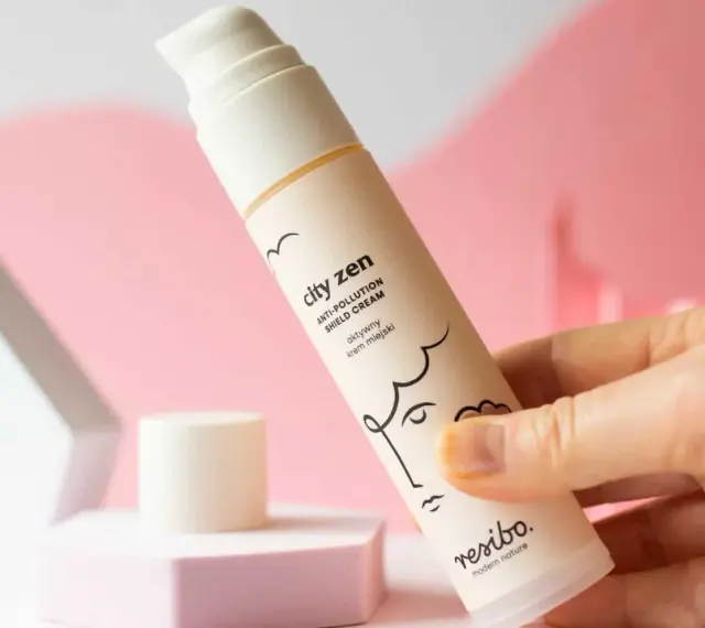 Krem "City Zen" chroni skórę przed szkodliwym działaniem wolnych rodników. Wygodny aplikator i minimalistyczny design.