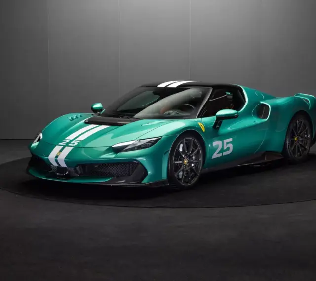 Turkusowe Ferrari 296 z białymi pasami i numerem 25, prezentowane na czarnym tle.