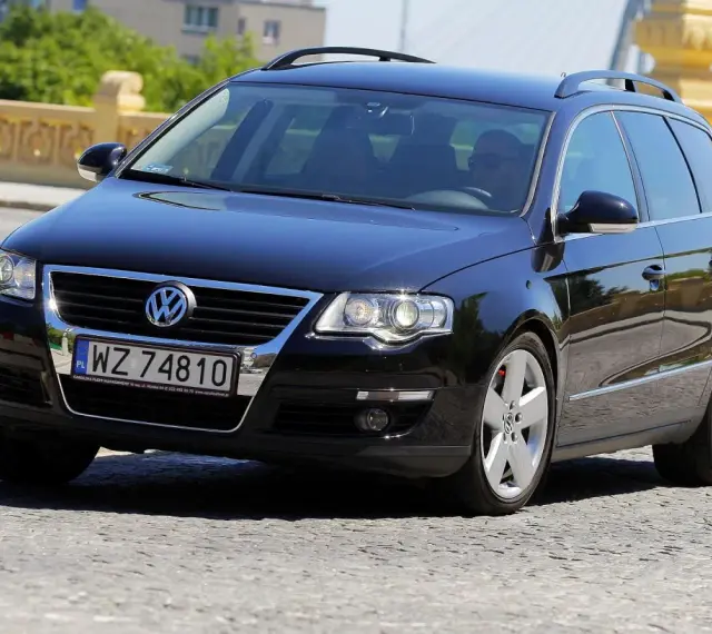 Czarny Volkswagen Passat B6 2.0 TDI 140KM na polskich tablicach rejestracyjnych WZ 74810, jadący po brukowanej drodze.