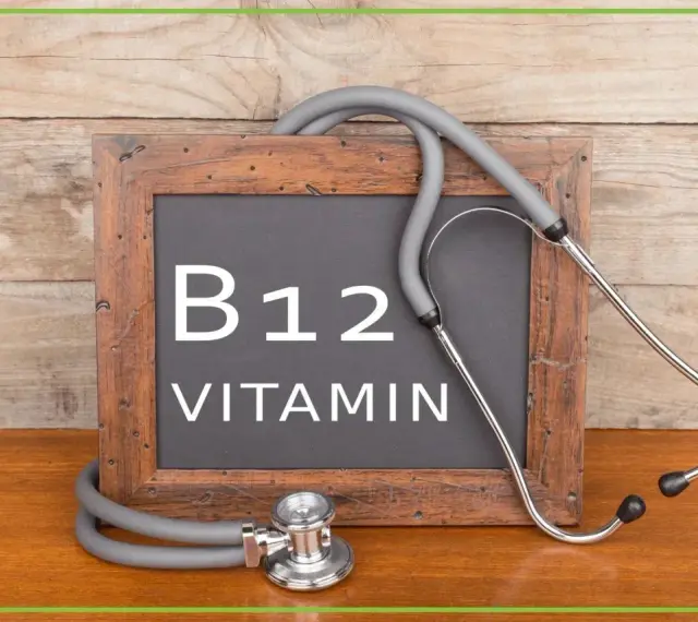 Tablica z napisem "B12 VITAMIN" i stetoskopem. Symbolizuje wysoki poziom witaminy B12 we krwi i dbałość o zdrowie.